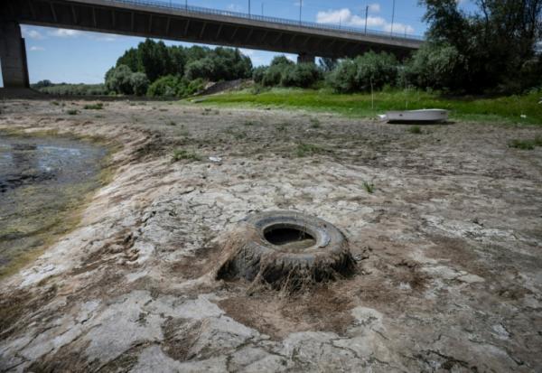 Un pneu git dans le cours du Danube asséché, près du pont Vidin-Calafat qui relie la Bulgarie et la Roumanie, au niveau du village d'Antimovo, dans le sud-est de la Bulgarie, le 22 juillet 2026