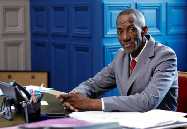 Le maire LFI de Saint-Denis, Bally Bagayoko, pose à l'Hôtel de ville de Saint-Denis le 1er avril 2026