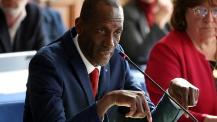 Le maire LFI de Saint-Denis, Bally Bagayoko, préside la première séance du nouveau conseil municipal de Saint-Denis, le 21 mars 2026 en Seine-Saint-Denis