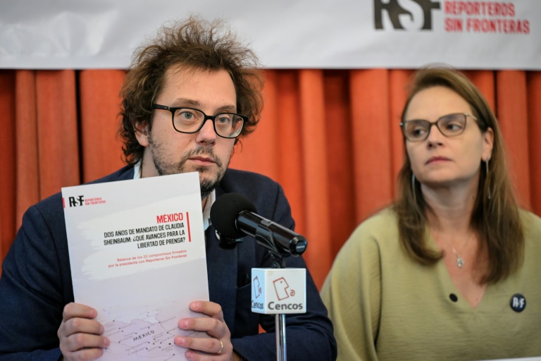Le directeur général de Reporters sans frontières (RSF), Thibaut Bruttin (g), aux côtés de Bia Barbosa, directrice du plaidoyer de RSF pour l’Amérique latine, lors d’une conférence de presse à Mexico, le 22 octobre 2026