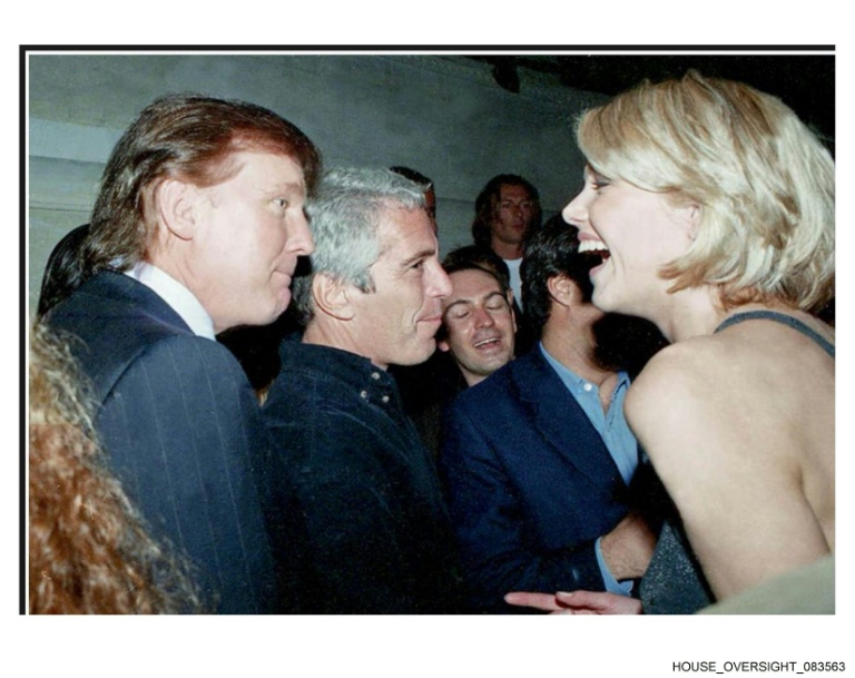 Photo non datée provenant de la collection personnelle de Jeffrey Epstein publiée le 12 décembre 2025 par des élus démocrates à la Chambre américaine des représentants montrant Donald Trump (à gauche) aux côtés de Jeffrey Epstein (au centre)