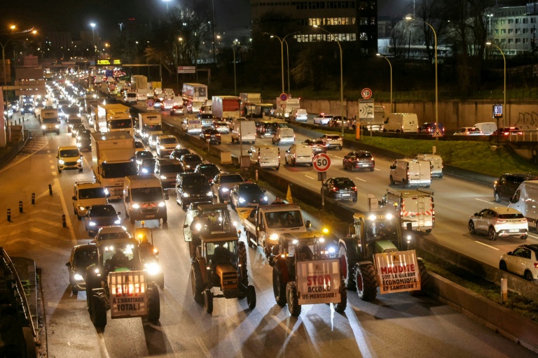 Opération escargot des agriculteurs de la Confédération paysanne sur le périphérique parisien le 9 janvier 2026 