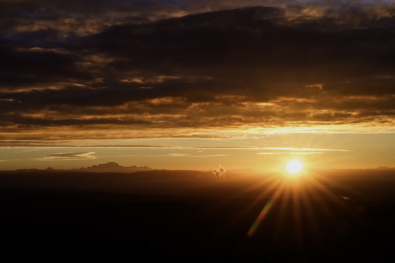Le mont Blanc apparaît au-dessus des nuages au lever du soleil le 13 octobre 2026
