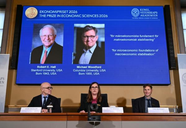 Annonce par le comité Nobel, du prix Nobel d'économie décerné au duo d'Américains Michael Woodford et Robert Hall pour des modèles visant à stabiliser les fluctuations économiques, à Stockholm le 12 octobre 2026