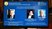 Les portraits des lauréats du prix Nobel d'économie 2025 (g-d) Joel Mokyr, Philippe Aghion et Peter Howitt, à l'Académie royale des sciences de Suède, le 13 octobre 2025 à Stockyol