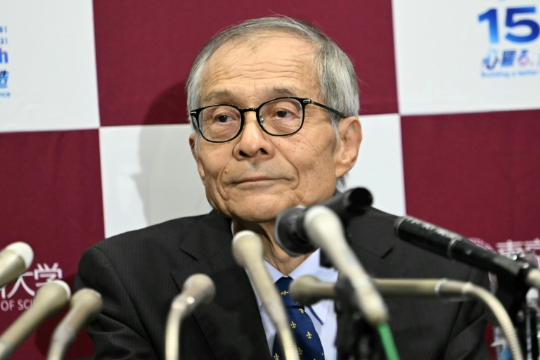 Le lauréat japonais du prix Nobel de chimie, Kenso Soai, lors d'une conférence de presse  à l'Université des sciences de Tokyo, le 7 octobre 2026