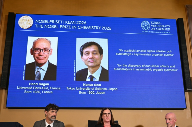 Les portraits du Français Henri Kagan et du Japonais Kenso Soai sur un écran lors de la remise du prix Nobel de Chimie, le 7 octobre 2026 à Stockholm, en Suède