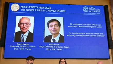 Les portraits du Français Henri Kagan et du Japonais Kenso Soai sur un écran lors de la remise du prix Nobel de Chimie, le 7 octobre 2026 à Stockholm, en Suède
