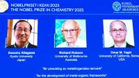 (g-d) Les portraits des lauréats du prix Nobel de chimie 2025, Susumu Kitagawa,  Richard Robson et Omar M Yaghi présentés lors d'une conférence de presse à l'Académie royale des sciences de Suède, à Stockholm, le 8 octobre 2025