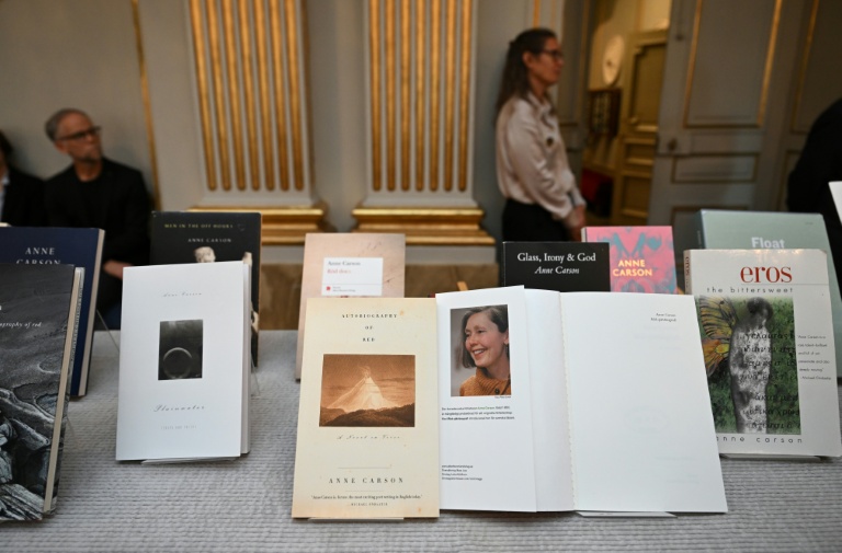 Des exemplaires des ouvrages de l'auteure canadienne Anne Carson sont exposés à l'Académie suédoise de Stockholm, le 8 octobre 2026