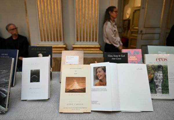 Des exemplaires des ouvrages de l'auteure canadienne Anne Carson sont exposés à l'Académie suédoise de Stockholm, le 8 octobre 2026