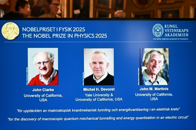 (g-d) Les portraits des Lauréats du prix Nobel de Physique 2025, le physicien britannique John Clarke, le physicien français Michel H. Devoret et le physicien américain John M. Martinis affichés sur un écran lors d'une conférence de presse à l'Académie royale des sciences de Suède, le 7 octobre 2025 à Stockholm
