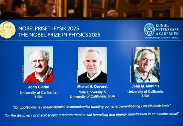 (g-d) Les portraits des Lauréats du prix Nobel de Physique 2025, le physicien britannique John Clarke, le physicien français Michel H. Devoret et le physicien américain John M. Martinis affichés sur un écran lors d'une conférence de presse à l'Académie royale des sciences de Suède, le 7 octobre 2025 à Stockholm