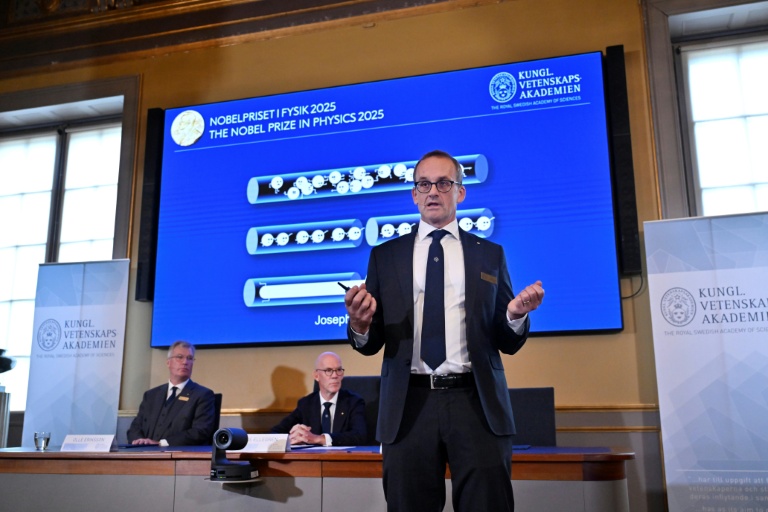 Goeran Johansson, membre du comité Nobel de physique, explique le domaine scientifique des lauréats du prix Nobel de Physique 2025 lors d'une conférence de presse à l'Académie royale des sciences de Suède, le 7 octobre 2025 à Stockholm