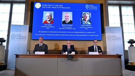 Un écran affiche les portraits des lauréats du prix Nobel de Physique 2025 (g-d) Le Britannique John Clarke, le Français Michel H Devoret et l'Américain John M Martinis lors d'une conférence de presse à l'Académie royale des sciences de Suède, le 7 octobre 2025 à Stockholm
