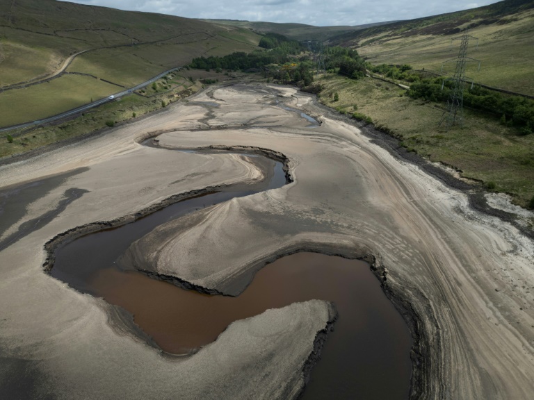 Le lit du réservoir de Woodhead partiellement révélé par une baisse du niveau de l'eau, près de Glossop, dans le nord de l'Angleterre, le 22 mai 2025