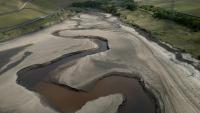 Le lit du réservoir de Woodhead partiellement révélé par une baisse du niveau de l'eau, près de Glossop, dans le nord de l'Angleterre, le 22 mai 2025
