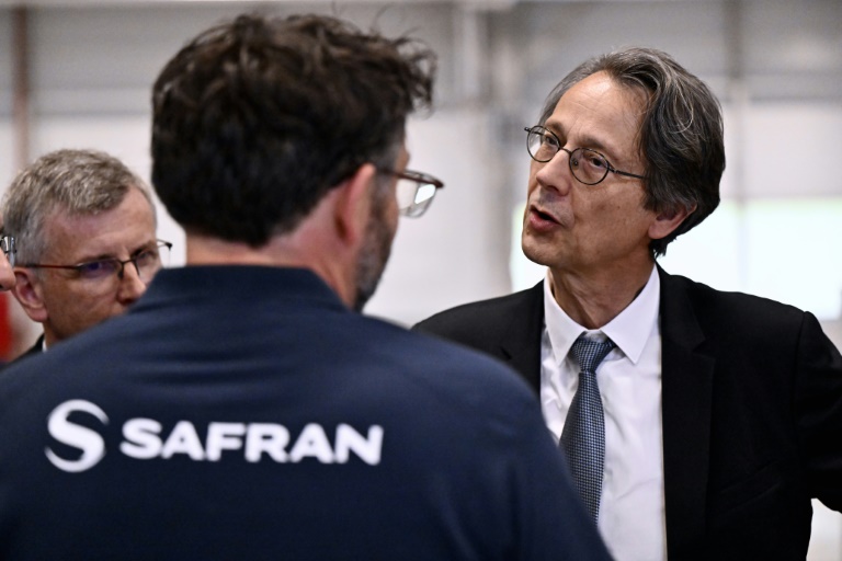 Le directeur général de Safran Olivier Andriès (d) et responsable de l'innovation Eric Dalbiès lors de l'inauguration d'un nouveau site de Safran à Marchin, en Belgique, le 3 juin 2025