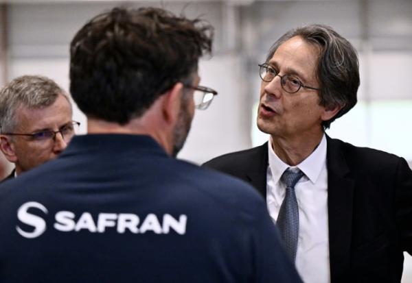 Le directeur général de Safran Olivier Andriès (d) et responsable de l'innovation Eric Dalbiès lors de l'inauguration d'un nouveau site de Safran à Marchin, en Belgique, le 3 juin 2025