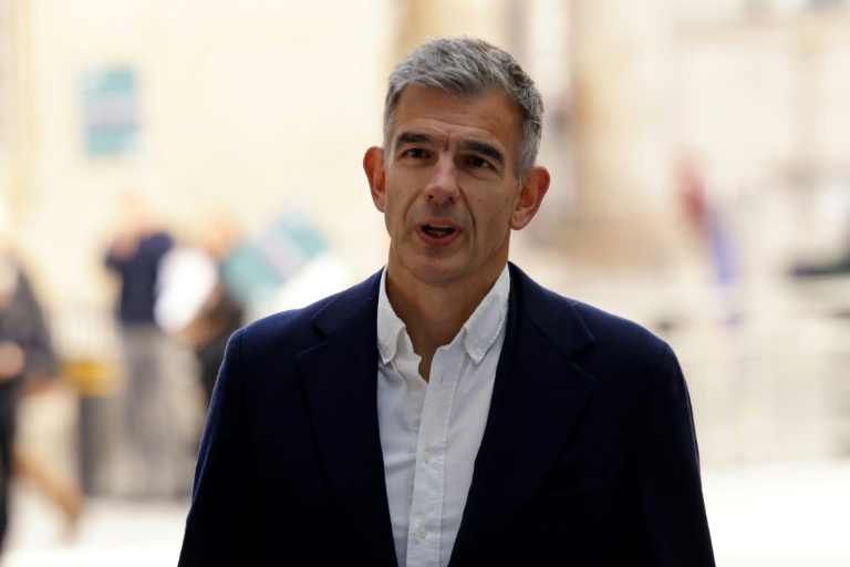 Le nouveau directeur général de la BBC Matt Brittin arrive à son siège à Londres le 18 mai 2026