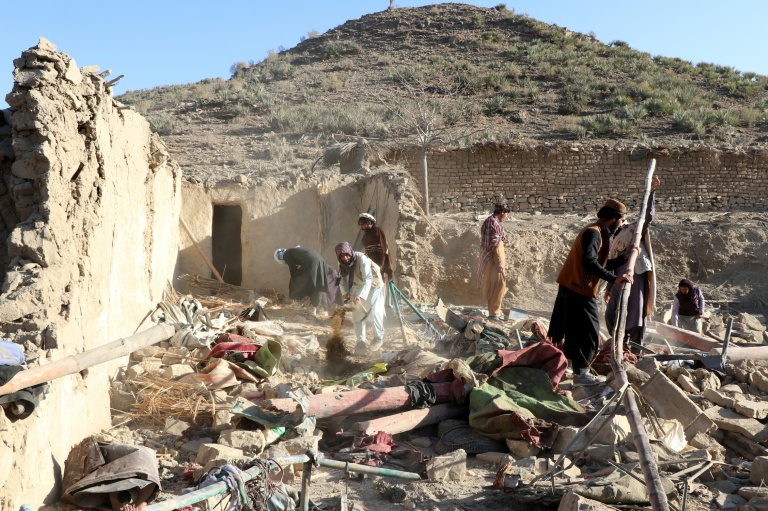 Des habitants retirent des débris d'une maison endommagée à la suite d'une frappe pakistanaise à Jige Mughalgai dans l'est de l'Afghanistan, le 25 novembre 2025
