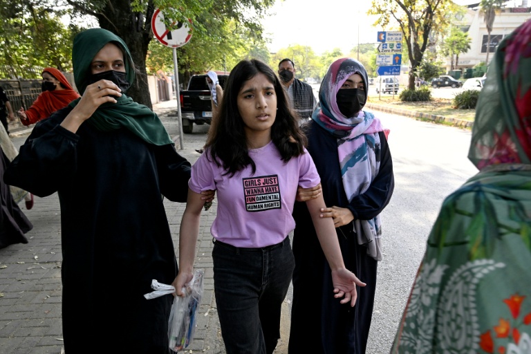 Des policières en civil interpellent une militante du collectif de défense des droits des femmes Aurat March avant un rassemblement pour la Journée internationale des droits des femmes, le 8 mars 2026 à Islamabad