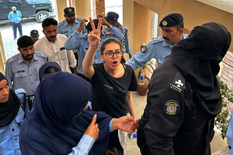 Des policiers escortent au tribunal l'avocate spécialiste des droits humains Imaan Mazari, le 20 août 2023 à Islamabad