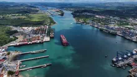 Vue aérienne d'un porte-conteneurs dans le canal de Panama à Panama City, le 21 avril 2026