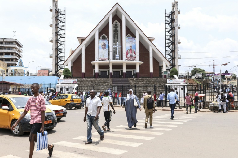 Des portraits du pape Léon XIV exposés sur la façade de la cathédrale Notre-Dame-des-Victoires  à Yaoundé, le 8 avril 2026 au Cameroun