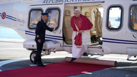 Le pape Léon XIV à son arrivée en hélicoptère à la principauté de Monaco, le 28 mars 2026 