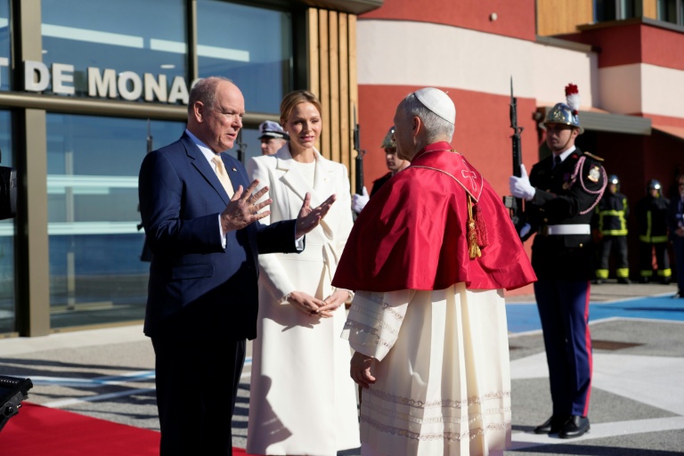 Le Prince Albert II et son épouse la princesse Charlène accueillent le pape Léon XIV sur le tarmac de l'héliport de Monaco, le 28 mars 2026 