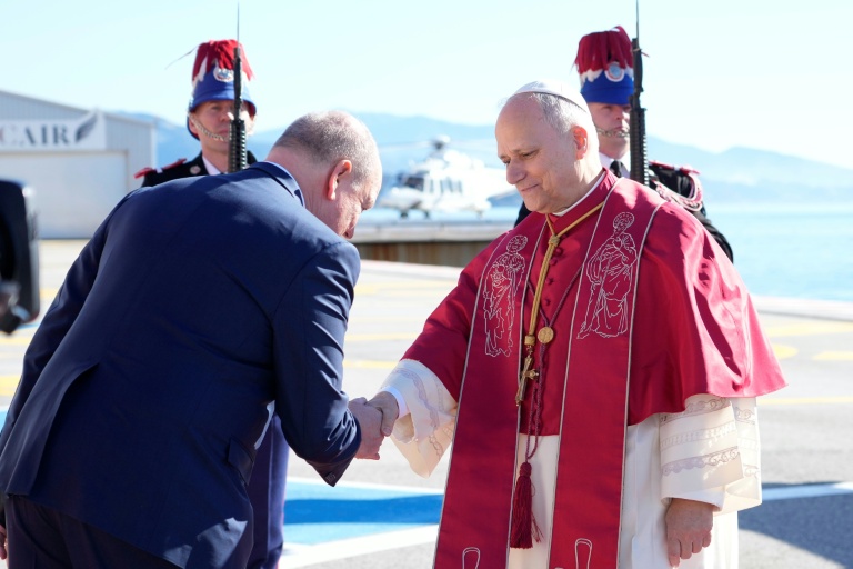Le prince Prince Albert II accueille le pape Léon XIV à son arrivéé à la principauté de Monaco le 26 mars 2027 pour une visite éclair