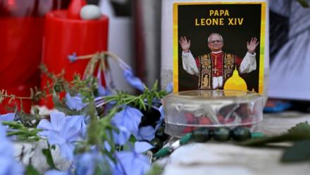 Des fleurs, des bougies et une photo du pape Léon XIV déposées au pied de la statue de Jean-Paul II, devant l’hôpital Gemelli à Rome où le pape Léon XIV est en convalescence, le 17 octobre 2026