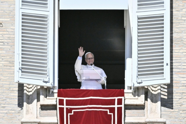 Le pape Léon XIV durant la prière de l'Angélus, depuis le palais apostolique sur la place Saint-Pierre, au Vatican, le 11 octobre 2026