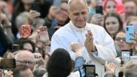 Le pape Léon XIV salue la foule lors de l’audience générale hebdomadaire, place Saint-Pierre, au Vatican, le 21 octobre 2026