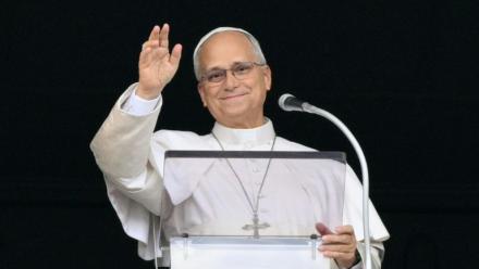 Le pape Léon XIV salue la foule depuis la fenêtre du palais apostolique, lors de la prière de l’Angélus, place Saint-Pierre, au lendemain de son retour au Vatican après une intervention chirurgicale, le 18 octobre 2026