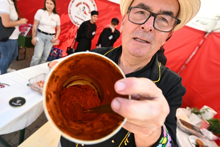 Un homme montre du paprika dans un récipient lors de la foire annuelle de Kalocsa, dans le sud de la Hongrie, le 19 septembre 2026