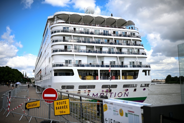 Le paquebot Ambition dont les passagers sont confinés après une suspicion d'épidémie de gastro-entérite, le 13 mai 2026 dans le port de Bordeaux, en Gironde