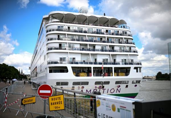 Le paquebot Ambition dont les passagers sont confinés après une suspicion d'épidémie de gastro-entérite, le 13 mai 2026 dans le port de Bordeaux, en Gironde
