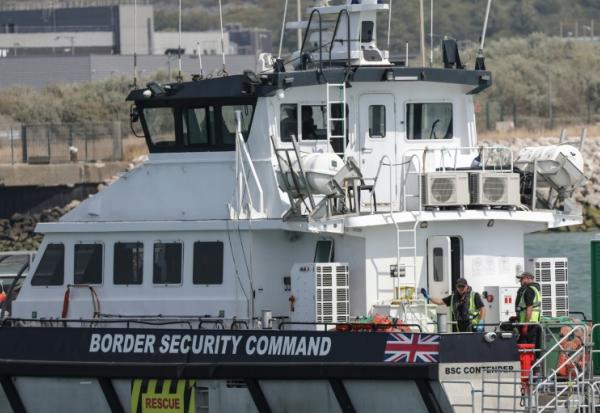 Des membres d'équipage à bord du navire de sauvetage britannique BSC Contender après avoir participé à une opération de sauvetage en mer, suite à l'incendie d'une embarcation de migrants qui tentaient de traverser la Manche à Boulogne-sur-Mer, le 4 août 2026