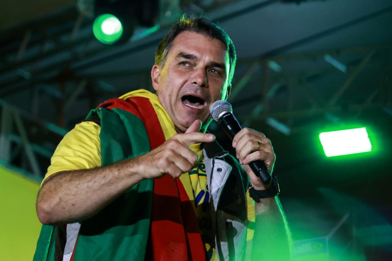 Le sénateur de droite brésilien et candidat à l'élection présidentielle, Flavio Bolsonaro, prononce un discours à Porto Alegre, au Brésil, le 14 octobre 2026