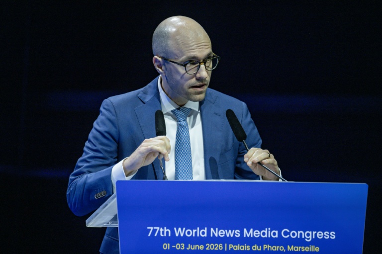 Le patron du New York Times, Arthur Gregg Sulzberger, lors de son discours au congrès mondial des médias à Marseille, le 1er juin 2026
