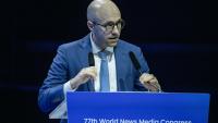 Le patron du New York Times, Arthur Gregg Sulzberger, lors de son discours au congrès mondial des médias à Marseille, le 1er juin 2026