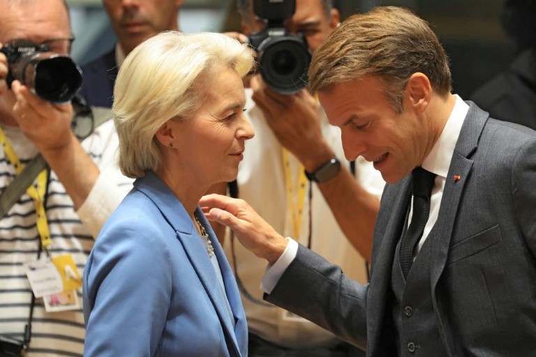 La présidente de la Commission européenne, Ursula von der Leyen (g), et le président français Emmanuel Macron,lors d’un sommet de l’UE à Bruxelles, le 15 octobre 2026