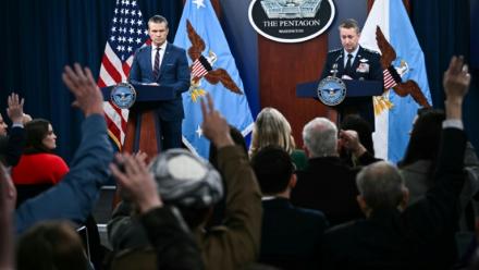 Le secrétaire américain à la Défense, Pete Hegseth (g), et le chef d'état-major interarmées, le général Dan Caine, lors d'une conférence de presse sur la guerre en Iran, au Pentagone à Washington, le 2 mars 2026