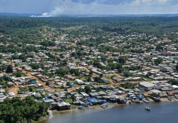 Vue aérienne de la ville brésilienne d'Oiapoque, sur l'Oyapock, à la frontière avec la Guyane, le 31 octobre 2020