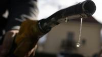 Une goutte d'essence coule dans une station-essence de Mulhouse, en France, le 1er avril 2026. 