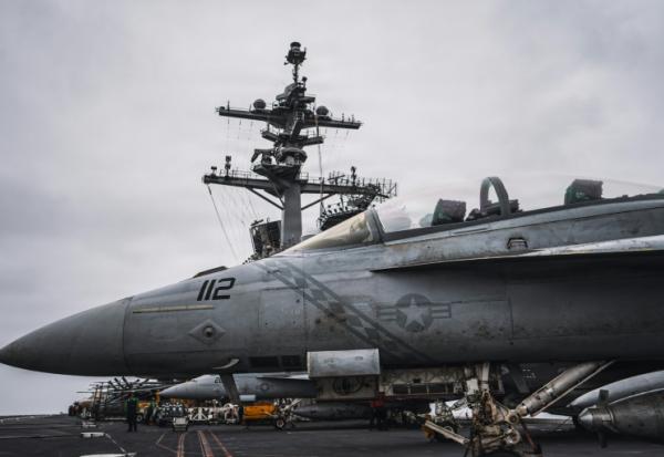Sur cette image diffusée par l'armée américaine figure un chasseur F/A-18 Super Hornet, stationné sur le pont du porte-avions George Washington, le 4 septembre 2026 en mer