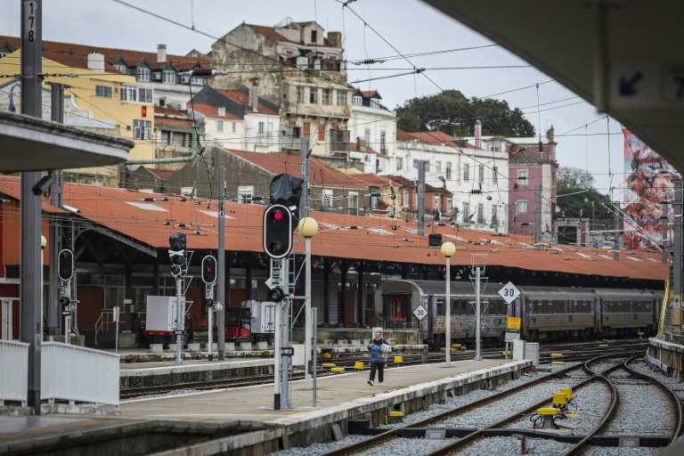 La gare ferroviaire de Santa Apolonia à Lisbonne où une grève perturbe fortement les transports le 11 décembre 2025 