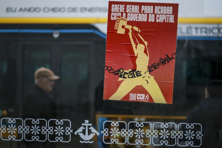 Une affiche appelant à une grève générale à Lisbonne le 11 décembre 2025  